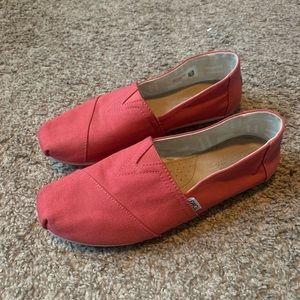 Size 9 Woman’s Toms